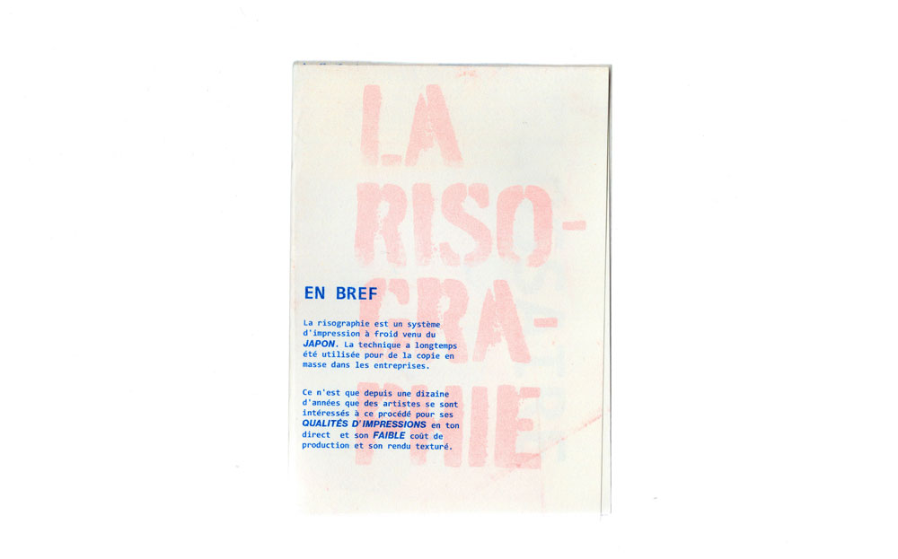 Scan de la couverture du fanzine imprimé en Risographie, en couleur rose et bleue. On retrouve le fond en titre, par-dessus un texte de présentation et de définition de la technique de la risographie. 